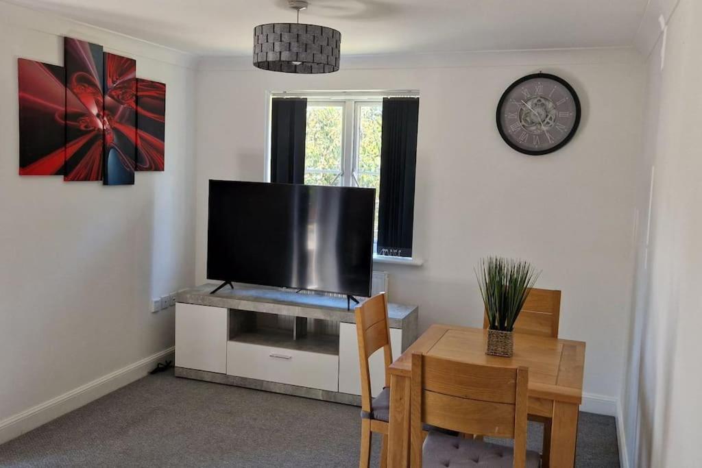 Greenhithe Cosy Apartment, Netflix And Sport Channels Екстериор снимка